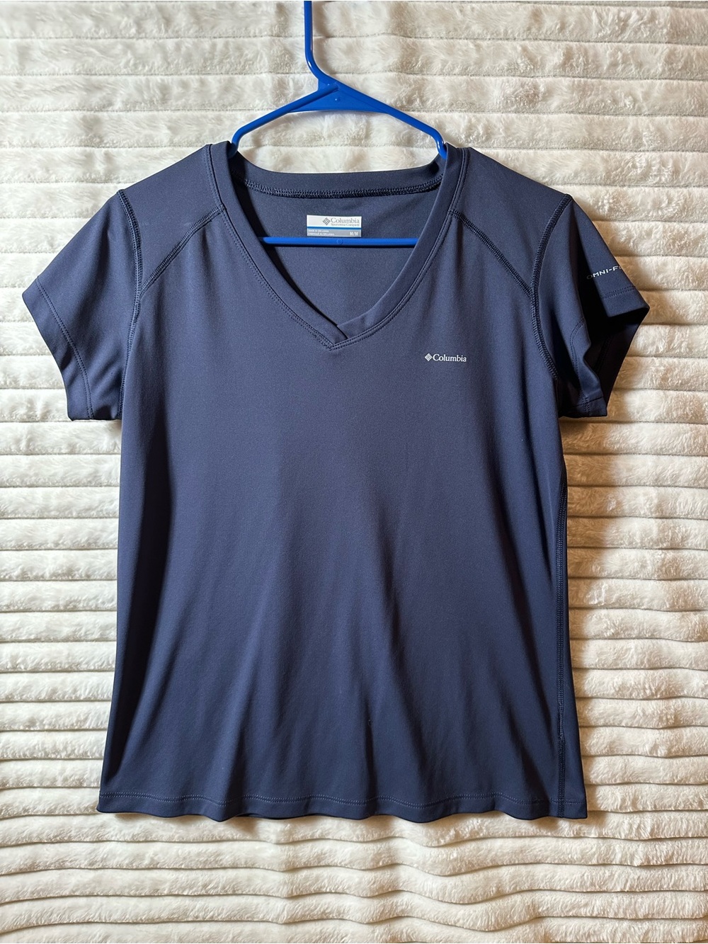 Columbia Women's Navy V-Neck Short-Sleeve Performance Tee